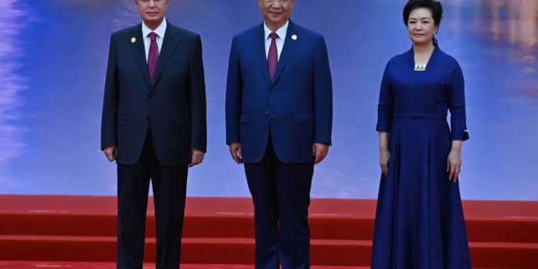 ШЫҰ саммиті: Тоқаев Тяньцзиндегі конференц-орталыққа барды