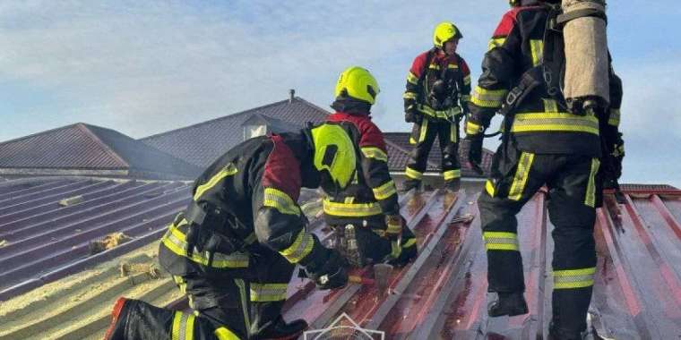 Алматыда үш қабатты ғимараттан шыққан өрт сөндірілуде