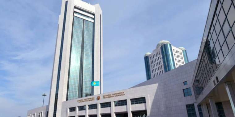 Парламент каникулдан оралды