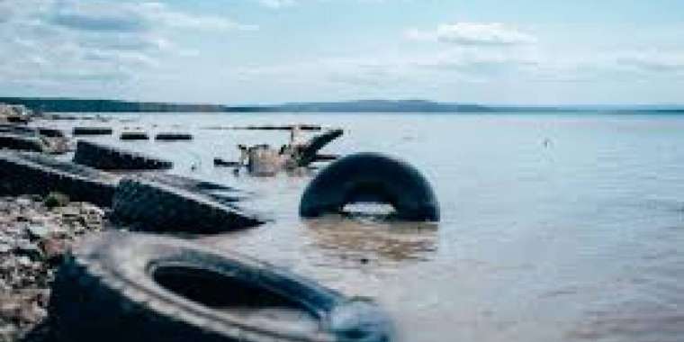 Жанкешті мұғалім сабағына баллонмен жүзіп барып жүр