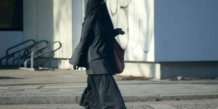 Полиция бетті жабатын киімге қатысты заң қалай қолданылатынын түсіндірді