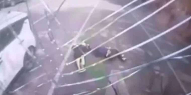 Алматыда самокат мінген қыздарды автобус қақты