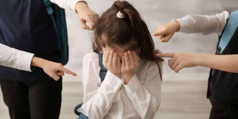 Таразда қыз баланы қорлаған сәт камераға түсіп қалды