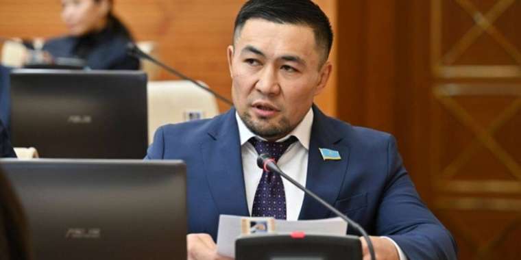 Парламентте анасын құттықтаған Ардақ Назаров сынның астында қалды