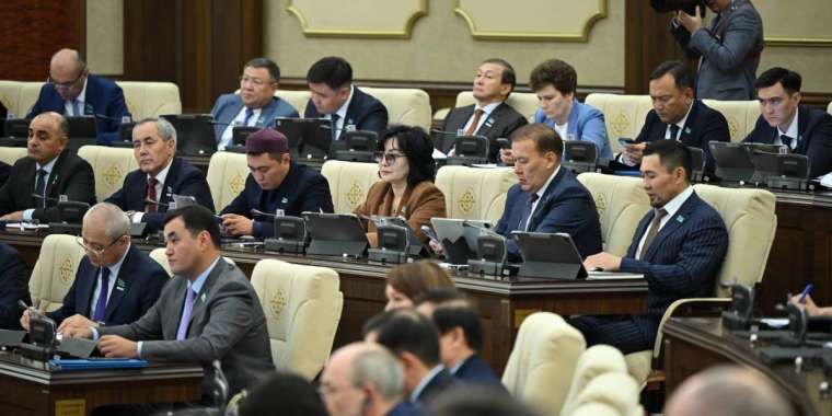 Депутаттар мен парламент қызметкерлеріне шамамен 8 млрд теңге жұмсалады
