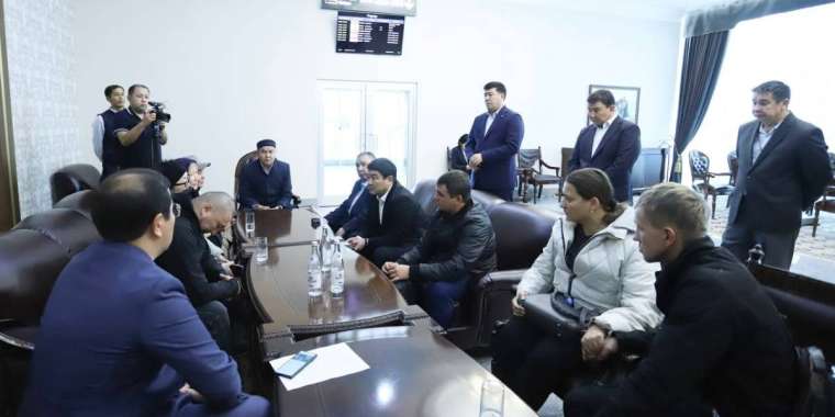 Маңғыстау облысының әкімі жол апатынан қаза тапқан марқұмдардың туыстарын күтіп алып көңіл айтты