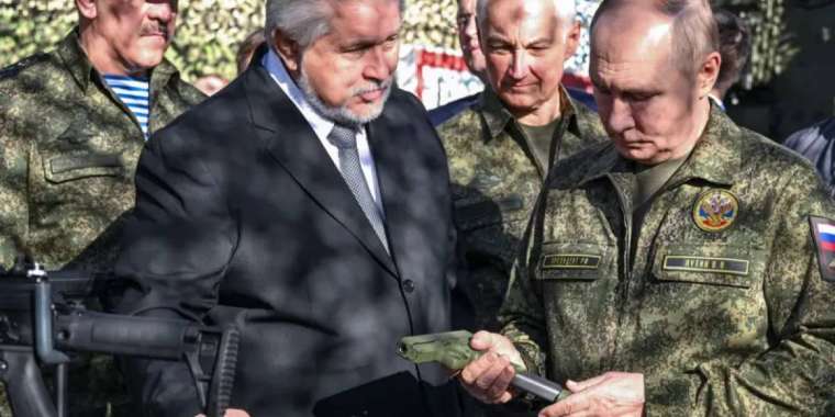 Путин алғаш рет көпшілік алдына әскери формада шықты