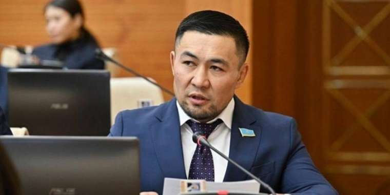 Мәжілісте анасын құттықтаған депутат: Маған қарсы болғандар – анасын сыйламайтындар