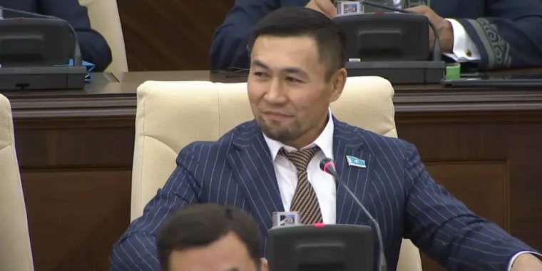 Анаңды Мәжілісте құттықтауға болады. Әдептен озбасаң болды.