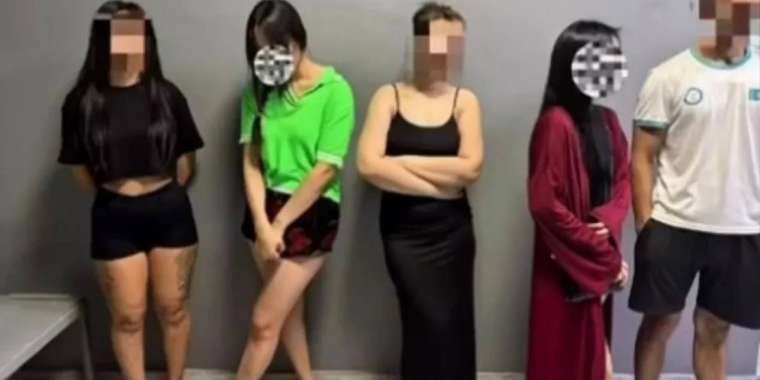 Арық жас әйелдердің порнофотосуреттері