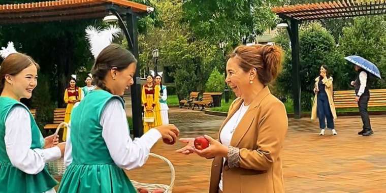 Алматыда тұрғындар мен қонақтарға алма ұсынылды