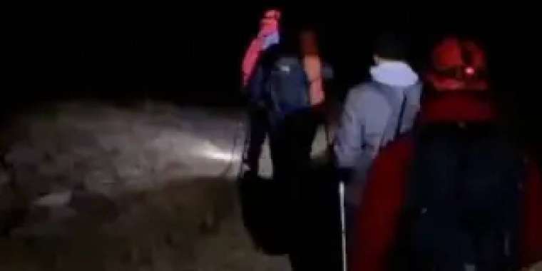 Алматы тауларында қалып қойған ер адамды құтқарушылар аман алып түсті