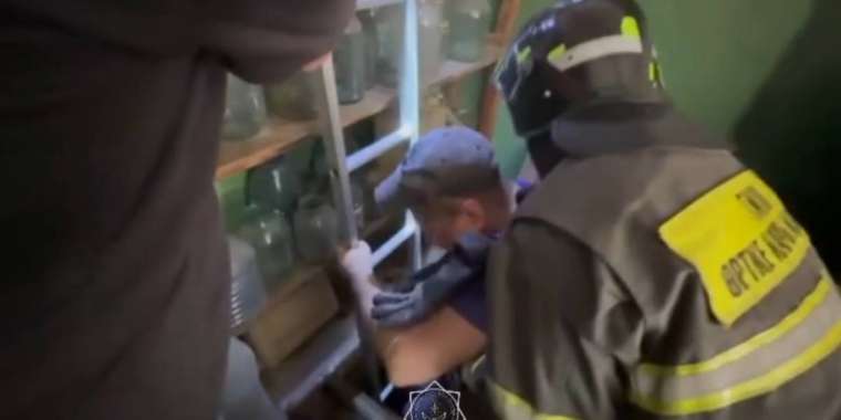 Жертөледе қамалып қалған ер адам жедел құтқарылды