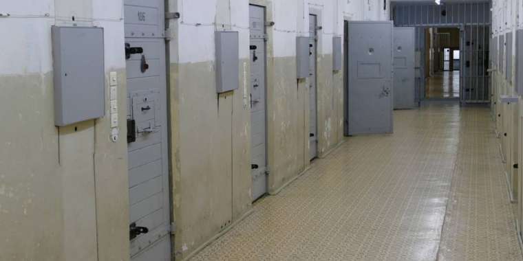 Павлодарда әскери қызметшіні бопсалап, ақша алғандар ұсталды