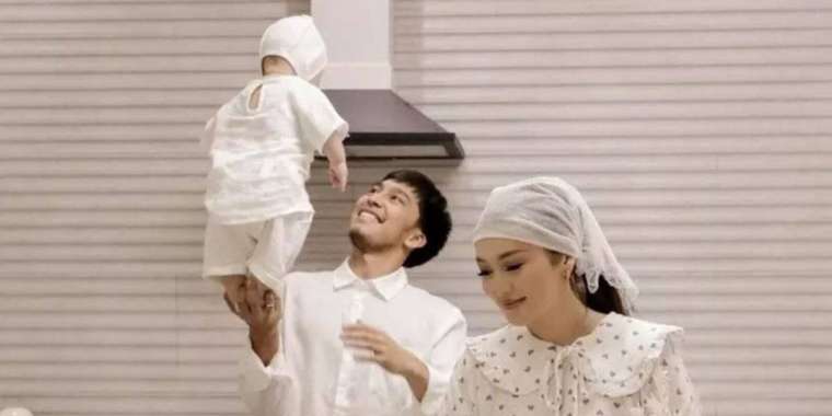 «Cartier мен Iphone»: Ерке Есмахан бала күтушісін бағалы сыйлықпен қуантты