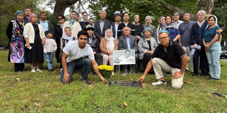 Мұхтар Мағауиннің қабіріне Шұбартаудың топырағы мен жусаны қойылды (ВИДЕО)