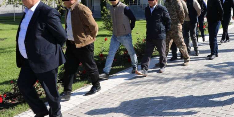 Қауіпсіздік қызметі 20-дан аса шенеунікті тура жиналыс үстінен алып кетті