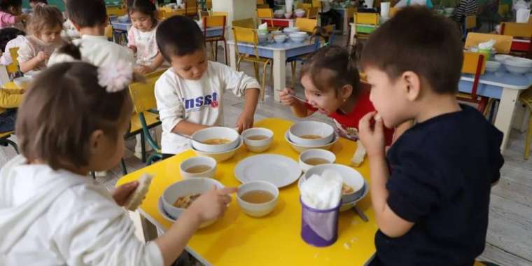 100-ден астам бала тамақтан уланып қалды