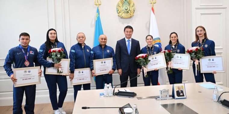 Алматы әкімі Қазақстан құрамасының жеңісіне үлес қосқан алматылық чемпиондарға қаржылай сертификаттар табыс етті