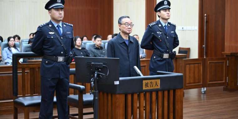 Қытайдың экс-министрі жемқорлық үшін өлім жазасына кесілді