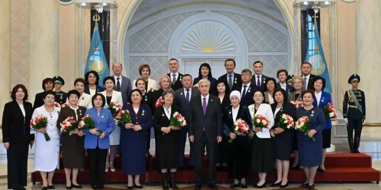 Тоқаев білім саласына елеулі үлес қосқан ұстаздарды марапаттады