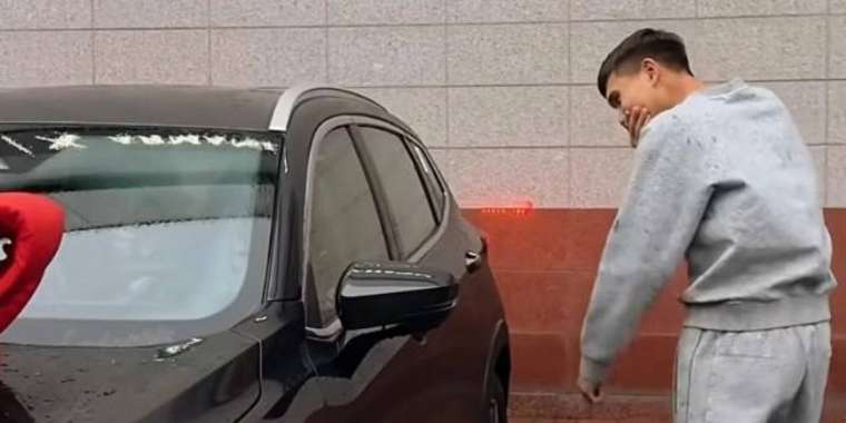 Кәсіпкер жас қақпашы Шерхан Қалмырзаға қымбат көлік сыйлады