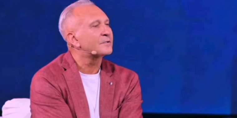 "Путин 55 елге жалғыз қасқайып тұр!": Алматыдағы форумда Путинге мадақ айтылды