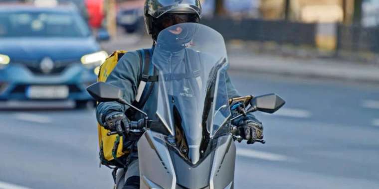 Астанада курьер клиенттің телефонын сатып жіберген