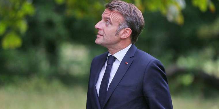 Макрон үкіметтің отставкасынан кейін оңаша серуендеуге шықты