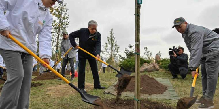 Тоқаев Ботаникалық саябақта ағаш екті