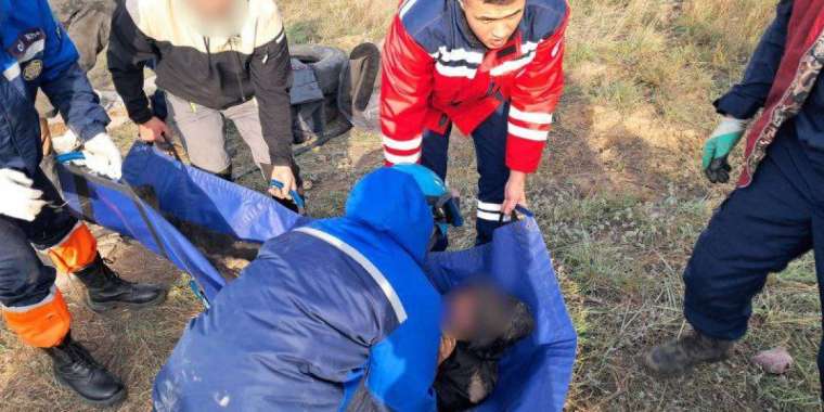 Ақсуда құтқарушылар үйінді астында қалған ер адамды аман алып қалды