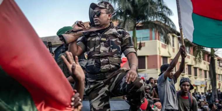 Президент билікті басып алуға әрекет жасалғанын мәлімдеді