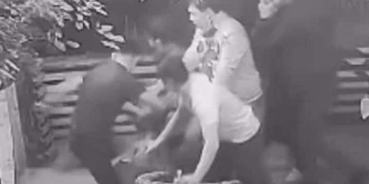 Алматыда 18 жастағы жігітті бір топ ер адам ұрып-соққан