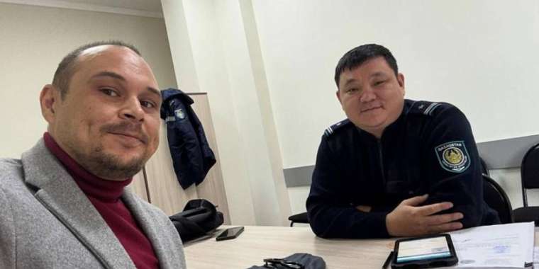 Министрді сынаған журналист өзін қамауға алуға оқталып жатқандар туралы айтты