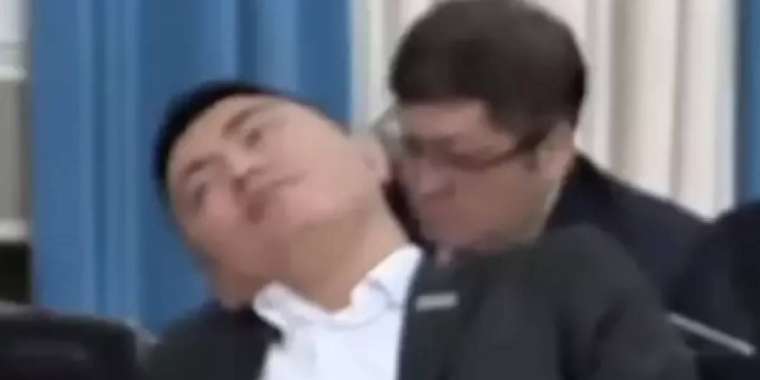 «Не істеп отыр?»: Дәулет Мұқаев Үкімет сағатындағы әрекеті үшін сынға қалды