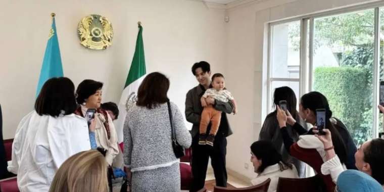 Димаш Құдайберген Мехикода сәбидің тұсауын кесті