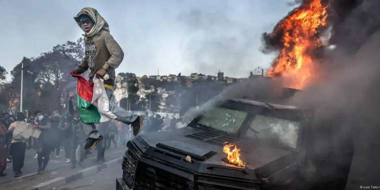 Мадагаскарда әскери төңкеріс: Армия билікті өз қолына алды