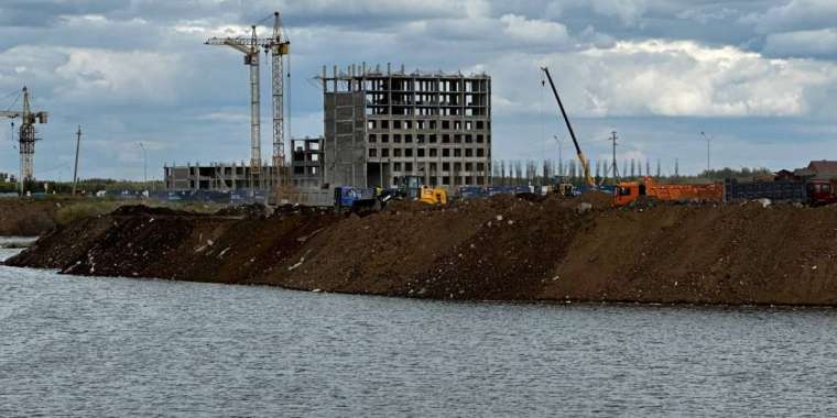 Астанада ауыр техникалар тағы бір көлшікті көміп жатыр