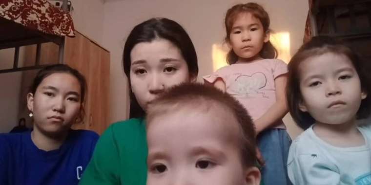 "Анамызды жындыханаға жатқызды". 5 балалы отбасы баспанасыз қалды