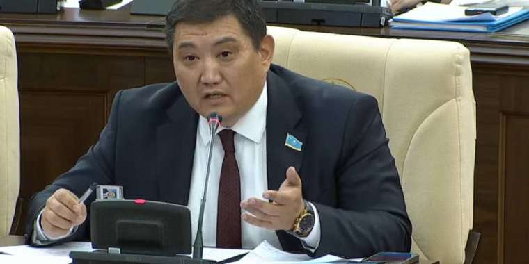 Депутат Бақытжан Базарбек жалақысы жетпейтінін айтты