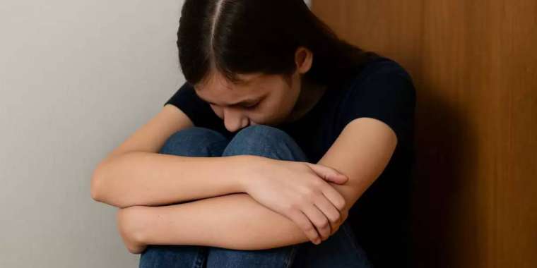 Бірнеше адам оқушыны зорлап, оны видеоға түсірген