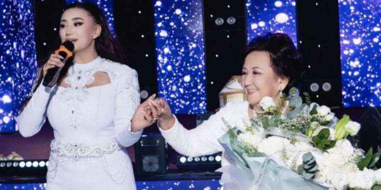 Мадина Сәдуақасова 70-тегі анасына той көйлегін кигізді