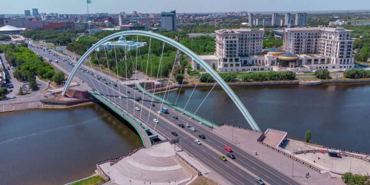 Астанада 18 жастағы студент көпірден секіріп кетті