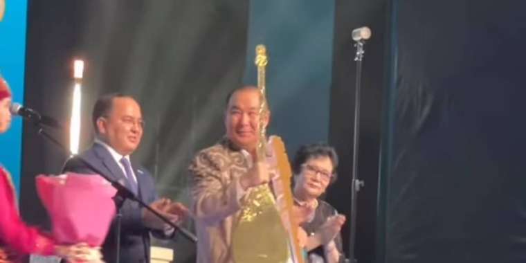 Айбек Қалиев «Алтын домбыра» иегері атанды