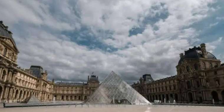Париждегі Лувр мұражайында бағалы экспонаттар ұрланды