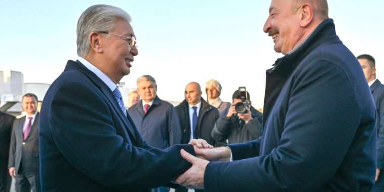 Тоқаев Ильхам Әлиевті әуежайдан күтіп алды