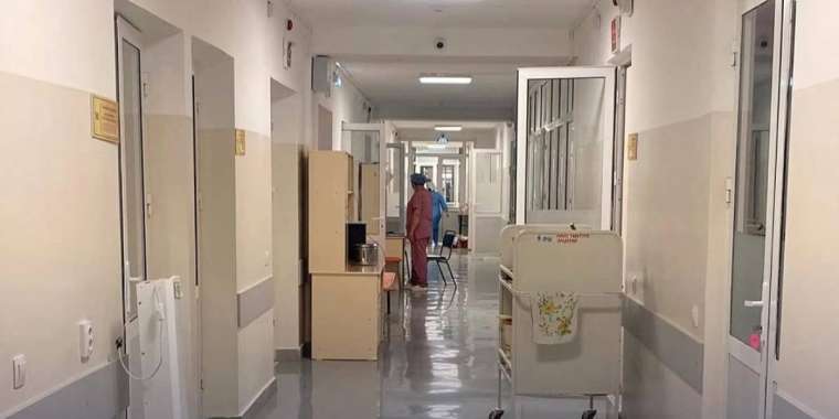 Шымкенттегі ауруханада науқастар дәлізде жатқан