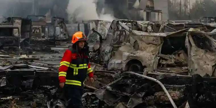 Ресей Украинаны тағы да атқылады: үш адам қаза тапты, ондаған адам жараланды