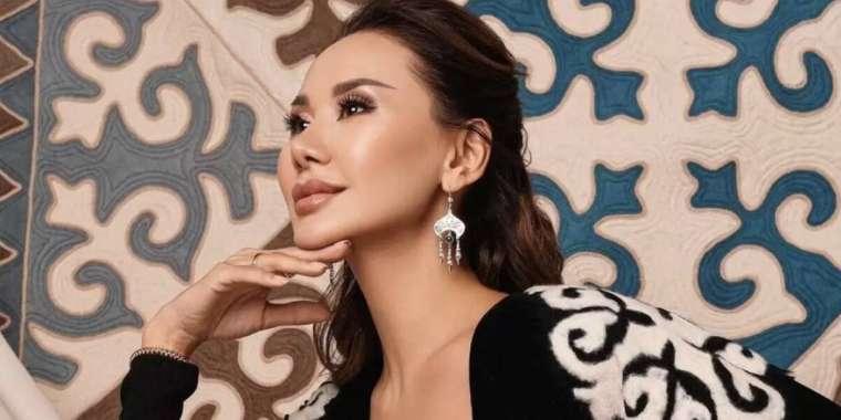 "Үйде Абылай ханның шапаны бар". Динара Сәтжан тағы да мақтанды