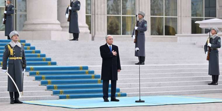 Тоқаев Мемлекеттік ту көтеру рәсіміне қатысты